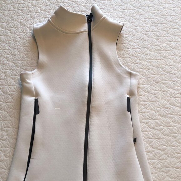 NIKE WOMEN  THERMA-FIT SPHERE OFF WHITE VEST 718910-151 sz XSmall, - Picture 1 of 9